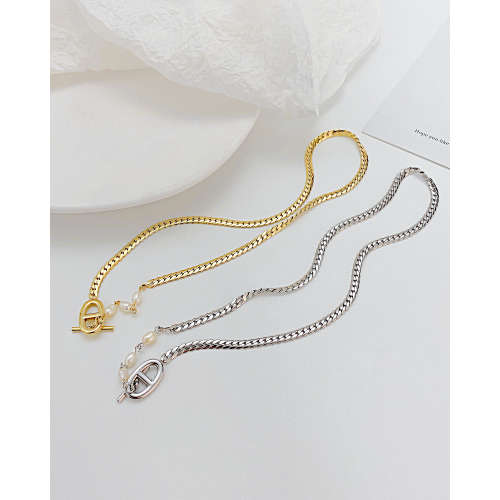 Artifitial pearl necklace