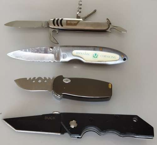 4 x Knives with pouches