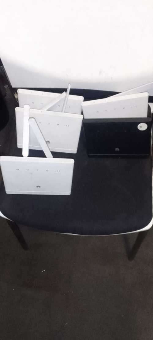 5 X Huawei WIFI Routers, 4G/5G LTE, Chargers tested working, WIFI connection , Business Use,