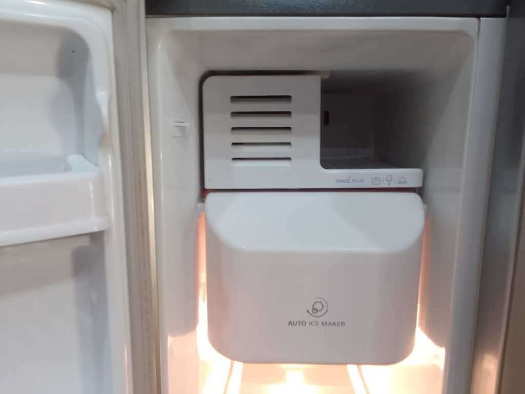 LG Silver Double Door Fridge, Water Dispenser, Taller Ice, Moist Balance Crisper, Bioshield, Multi