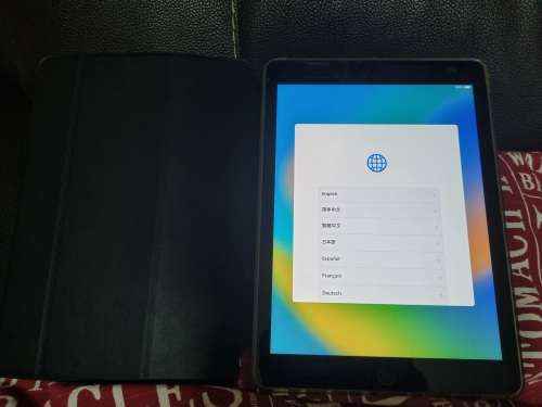 Apple 32GB Ipad 6th Generation with protective cover