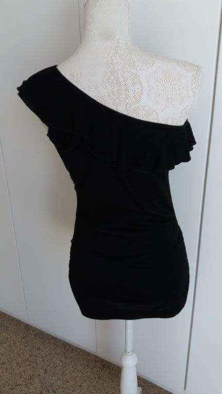 BLACK ONE-SHOULDER TOP