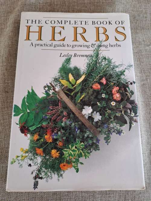 The Complete Book of Herbs - Lesley Bremness