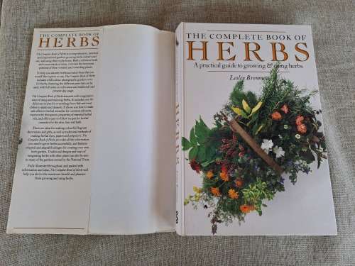 The Complete Book of Herbs - Lesley Bremness
