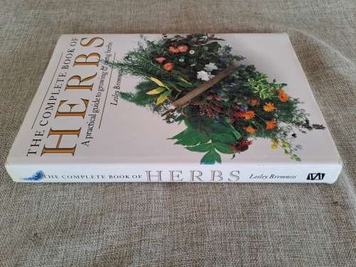 The Complete Book of Herbs - Lesley Bremness