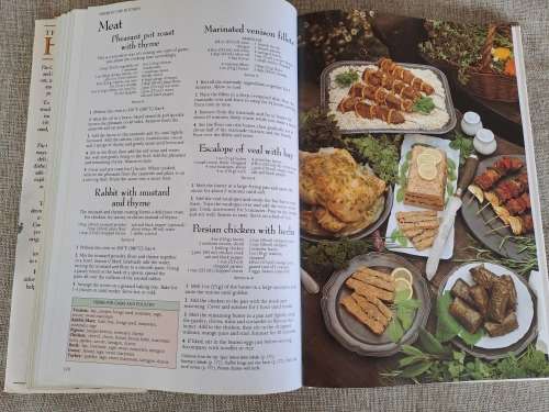 The Complete Book of Herbs - Lesley Bremness