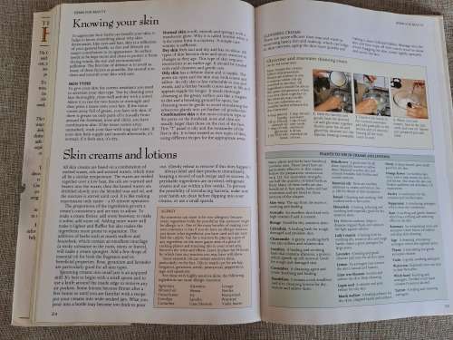 The Complete Book of Herbs - Lesley Bremness