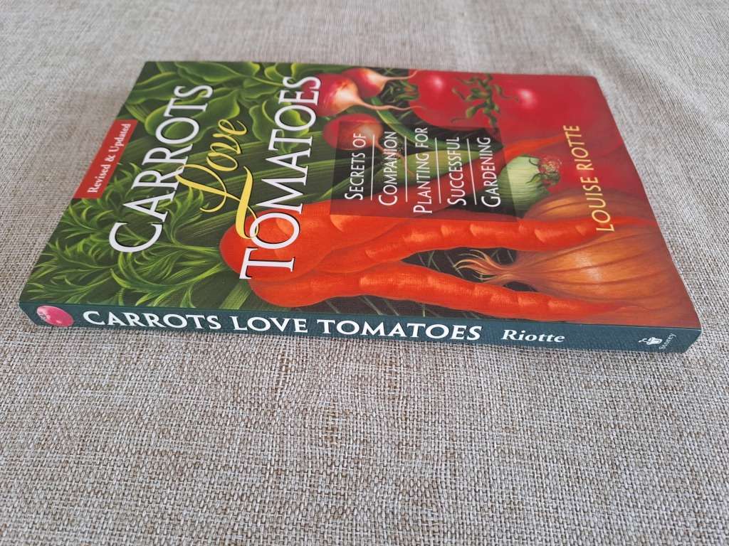 Carrots Love Tomatoes: Secrets of Companion Planting for Successful Gardening - Louise Riotte