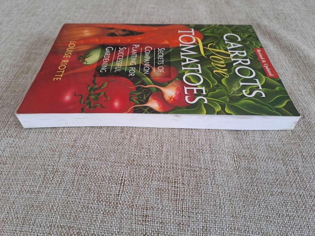 Carrots Love Tomatoes: Secrets of Companion Planting for Successful Gardening - Louise Riotte
