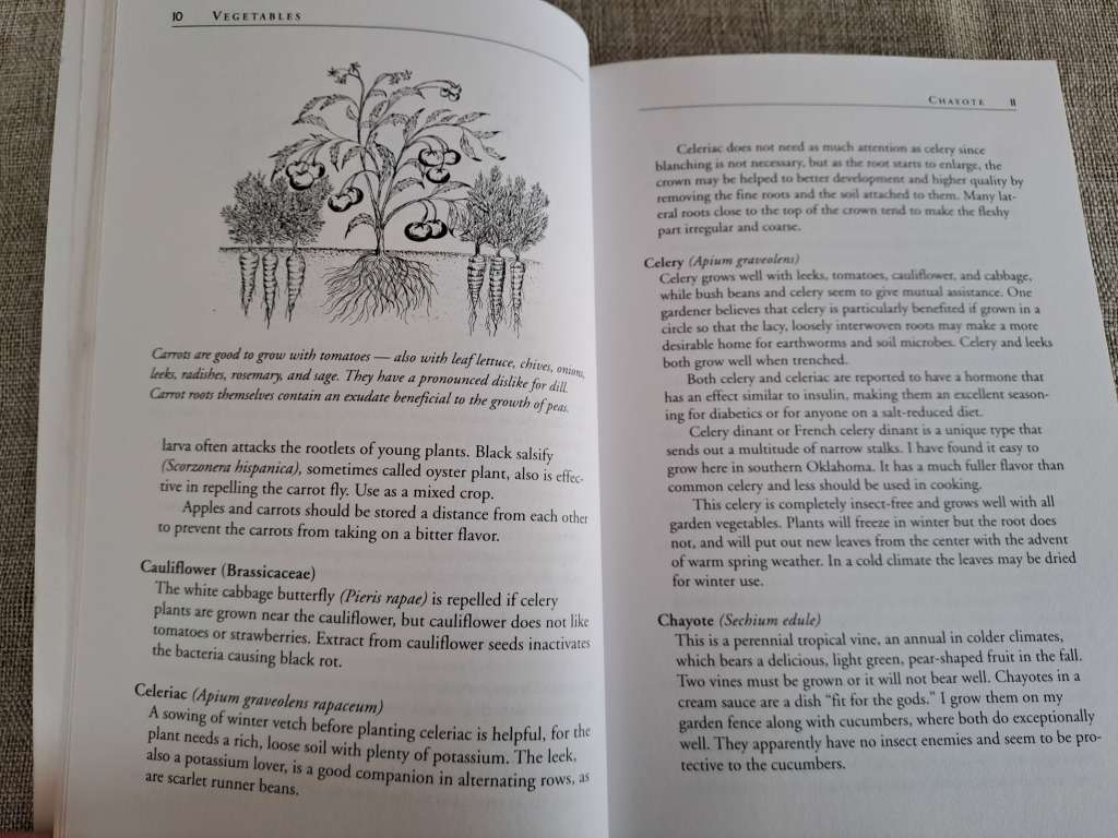 Carrots Love Tomatoes: Secrets of Companion Planting for Successful Gardening - Louise Riotte