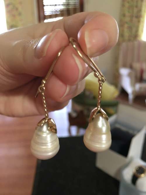 GORGEOUS 9CT YELLOW GOLD SHELL DANGLING/HANGING EARRINGS