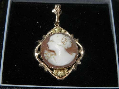 10K Gold Shell Cameo Pendant