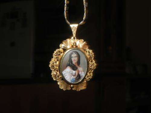 Vintage 18ct Yellow Gold Miniature Hand Painting Pendant