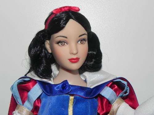 Tonner Disney Snow White Vinyl Doll with 7 Plush Dwarfs