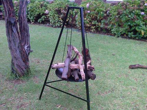 AN OPEN FIRE AND OR POTJIE STAND