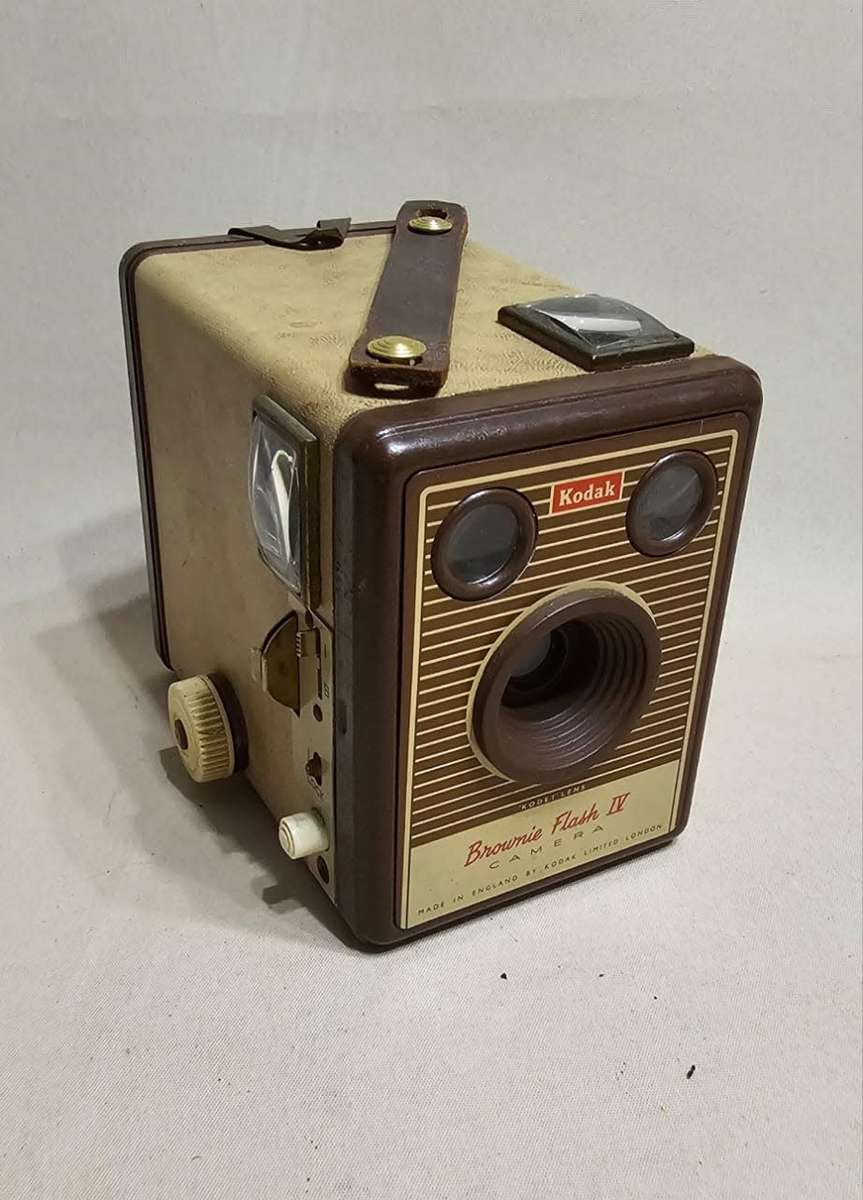 Vintage Kodak Brownie Flash IV Box Camera - BEAUTIFUL RARE CONDITION