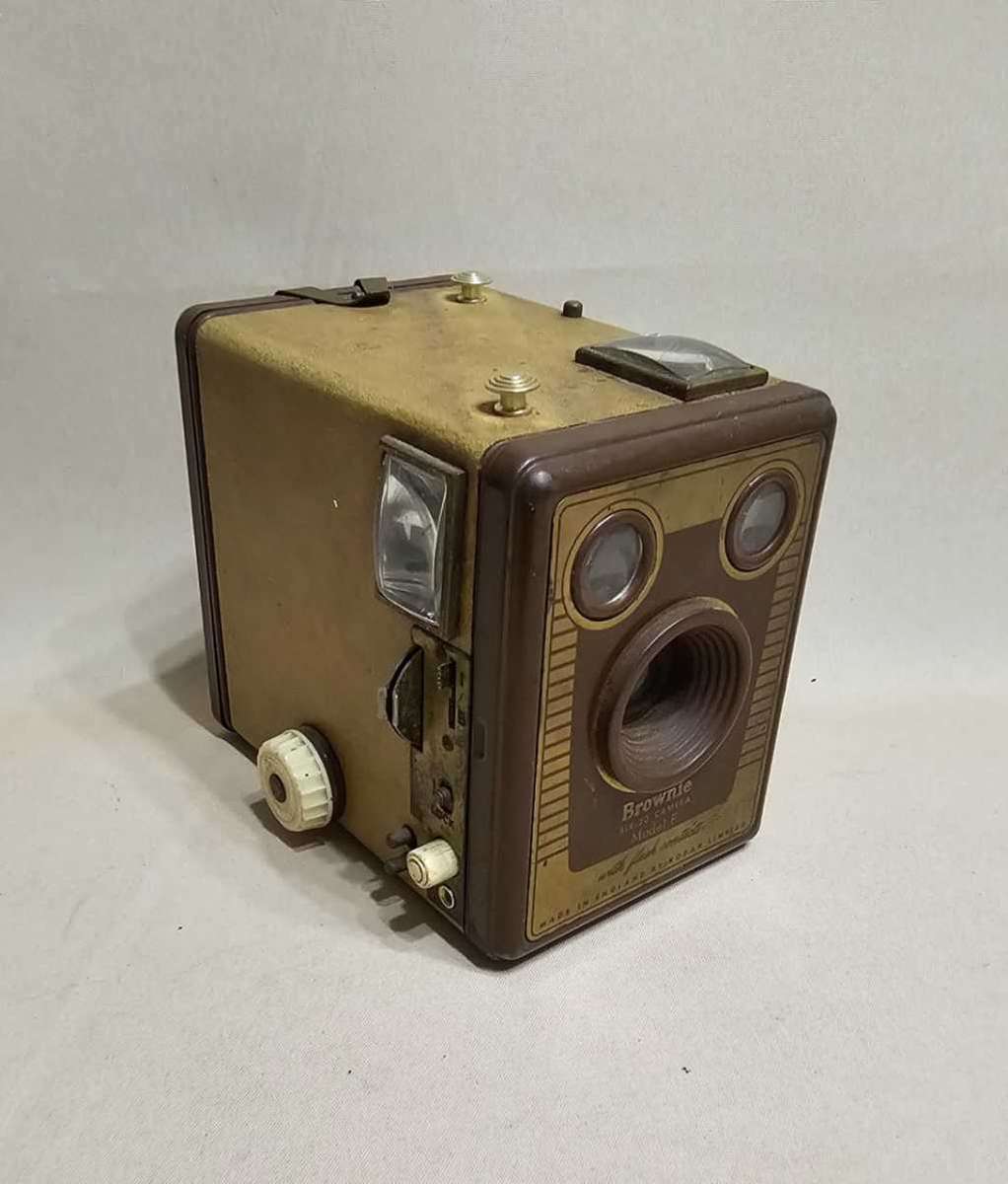 Vintage Kodak Brownie SIX-20 Model F Box Camera - BEAUTIFUL RARE CONDITION