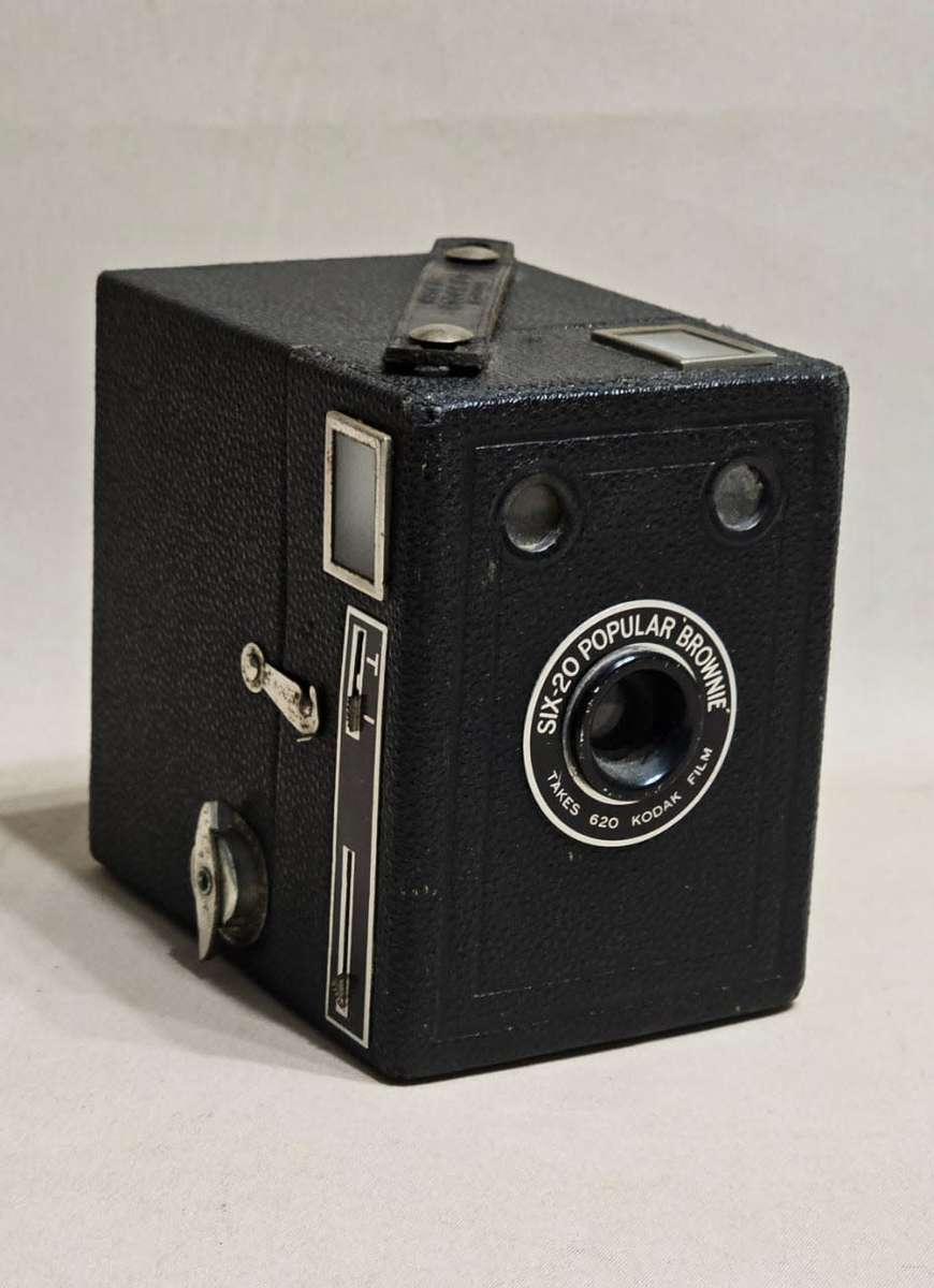 Vintage Kodak SIX-20 POPULAR BROWNIE Box Camera - BEAUTIFUL RARE CONDITION