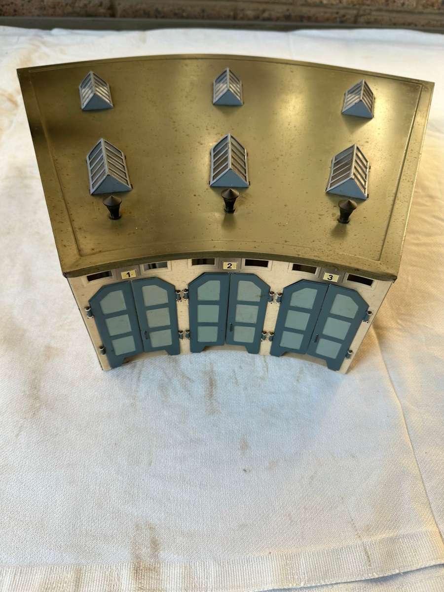 MARKLIN MODEL TRAIN ENGINE SHED