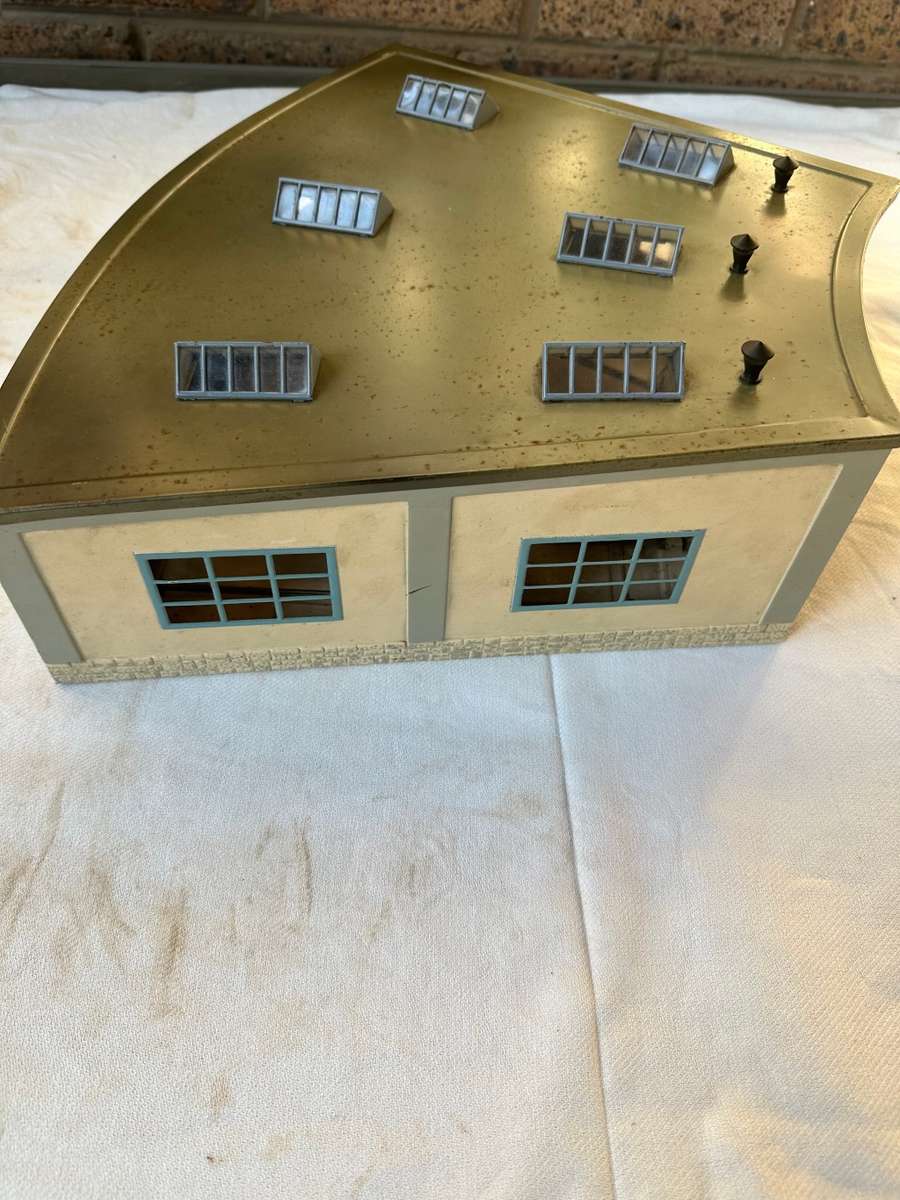 MARKLIN MODEL TRAIN ENGINE SHED