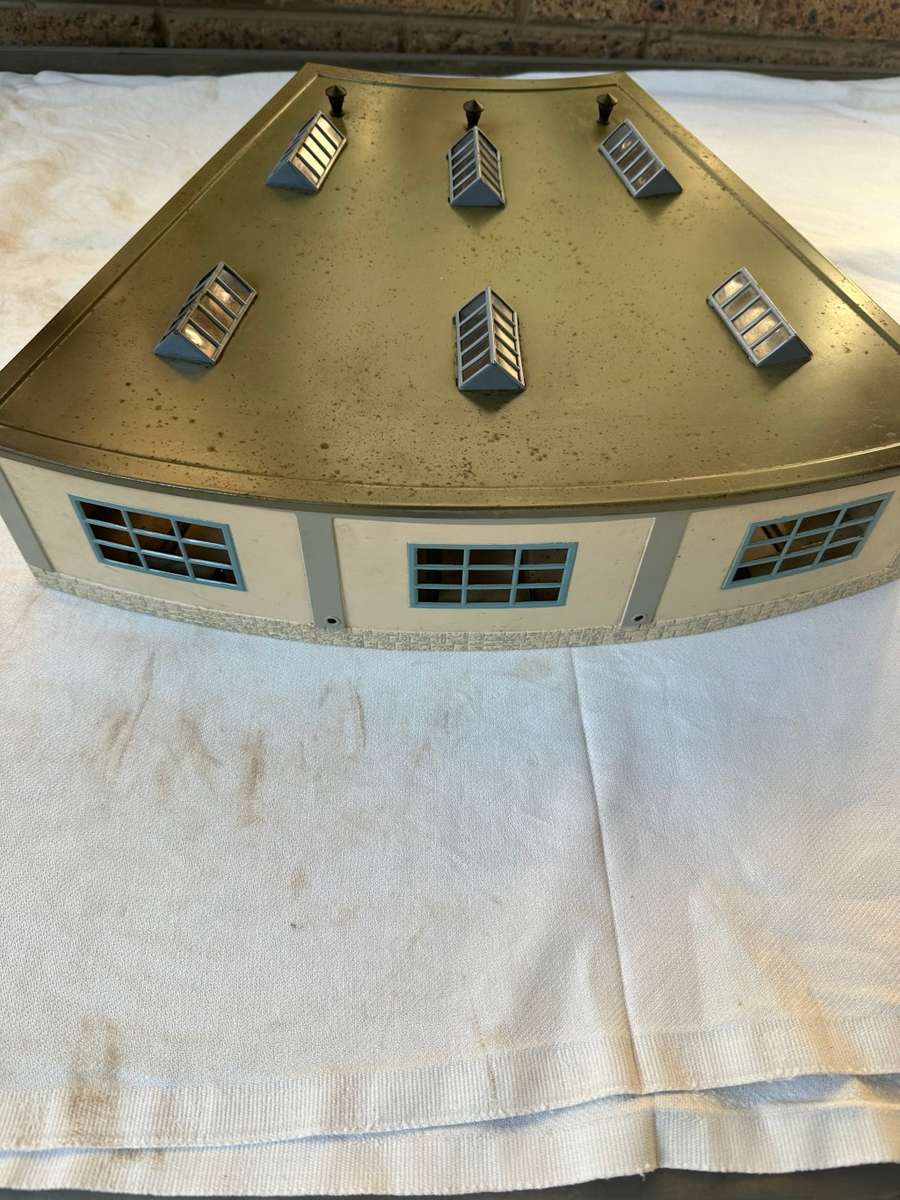 MARKLIN MODEL TRAIN ENGINE SHED