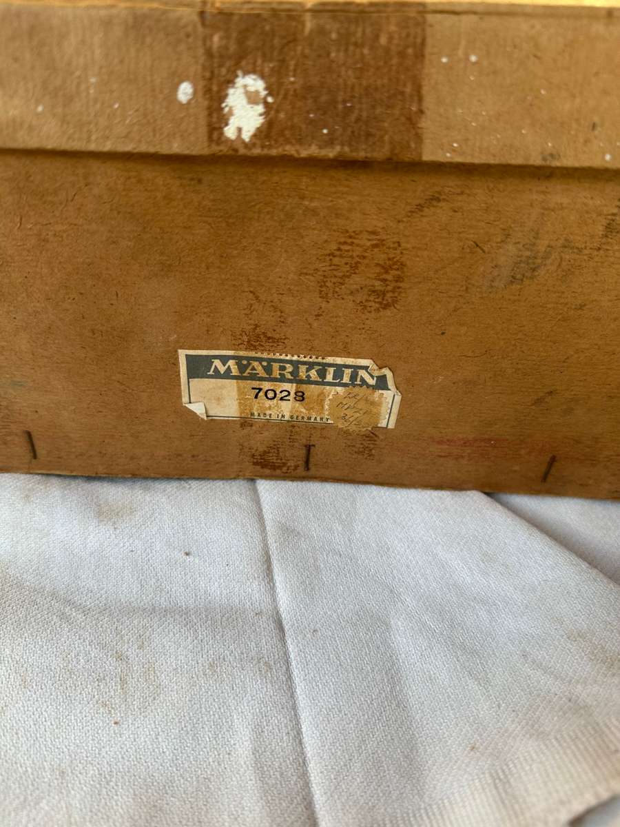 MARKLIN MODEL TRAIN ENGINE SHED