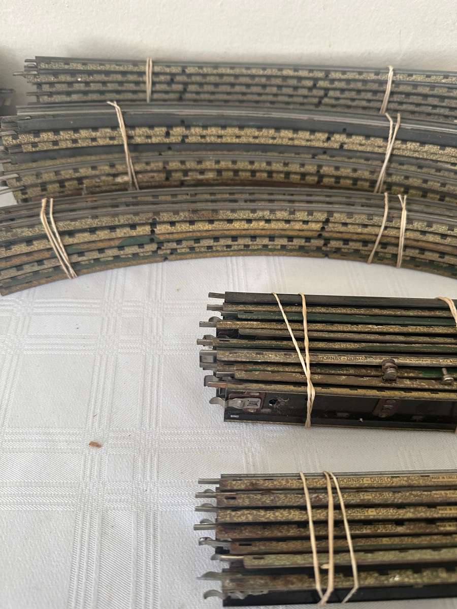 MODEL TRAIN TRACKS