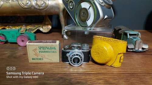 Small HIT Camera in original leather yellow pouch