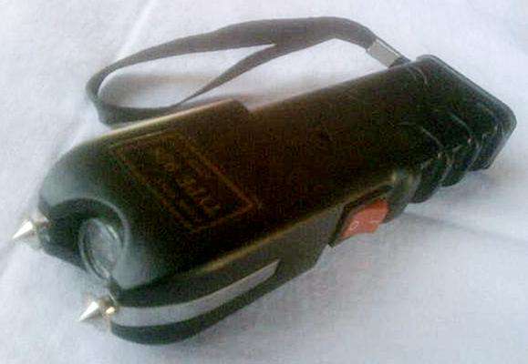 2.5 Million Volts Heavy Duty Stun Gun - Rechargeable Unit Model 928
