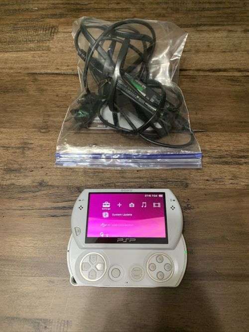 PSP GO 16 GB WHITE (PLEASE READ ADS)