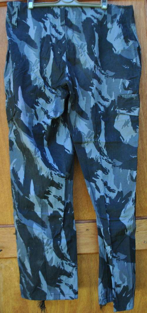 UNKNOWN CAMO TROUSERS (LARGE)
