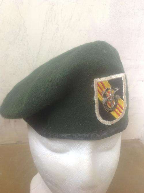US GREEN BERETS (SPECIAL FORCES) BERET WITH BADGE & FLASH