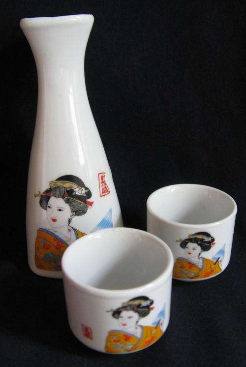 Beautiful porcelain Saki flask with 2 cups: Geisha girl