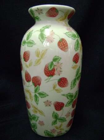 BEAUTIFUL Hand painted  CROWN DYNASTY PORCELAIN VASE