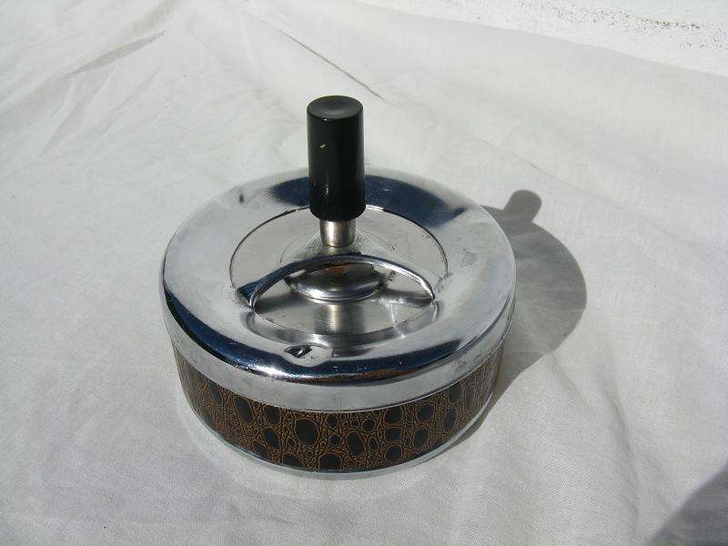 "PUSH AND COMPRESS" ASHTRAY. H 10.5cm x D 10.5cm.