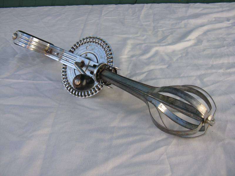 VINTAGE MADE IN USA BY EKCO HI SPEED MANUAL MIXER.