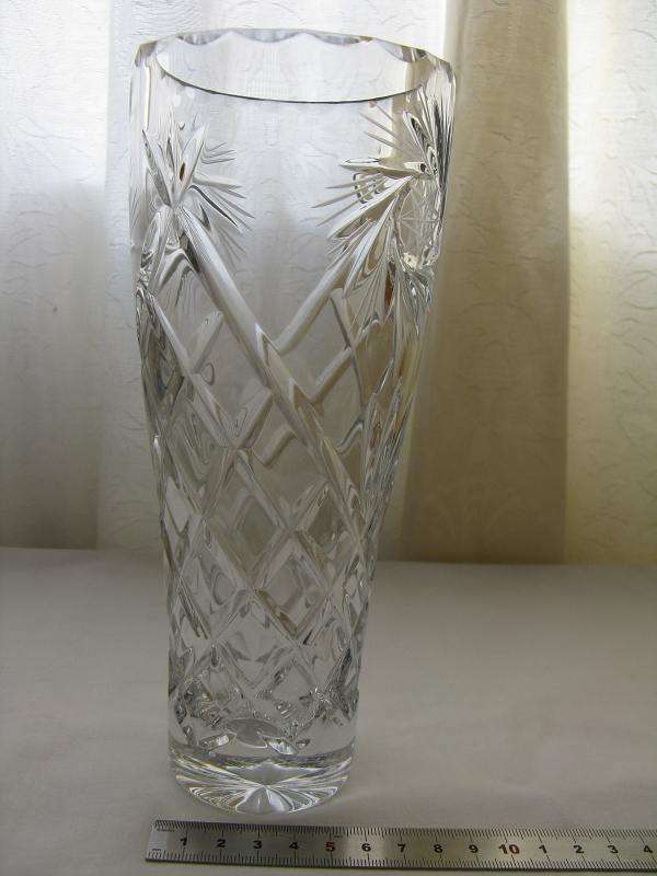 GENUINE RUSSIAN 24% LEAD CRYSTAL VASE. Height = 21cm.