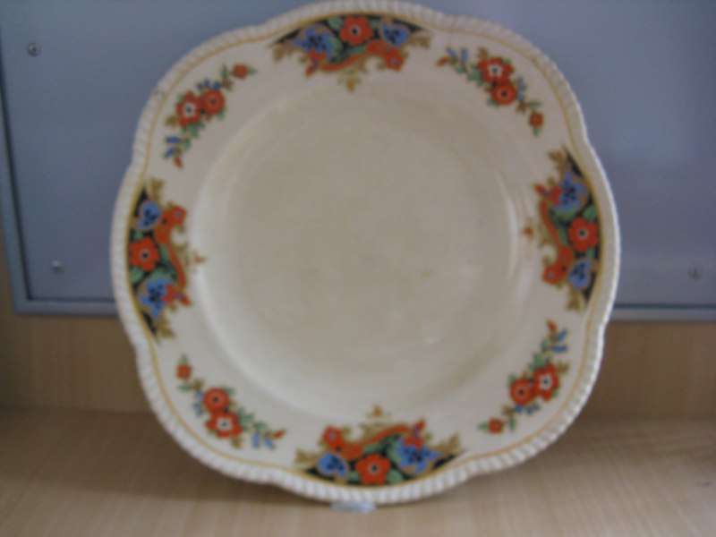 WOODS IVORY WARE PLATE. ENGLAND. D 25cm. PLEASE NOTE CONDITION. P&P=R33. (CR39)