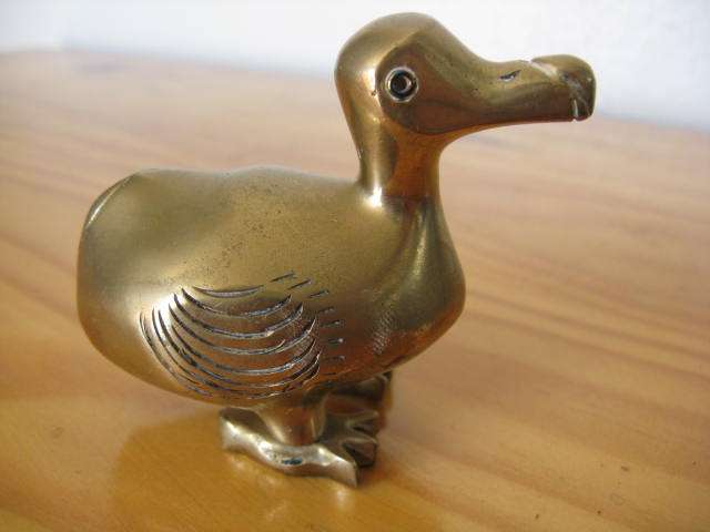 SOLID BRASS DODO BIRD ORNAMENT. H 5.8cm.