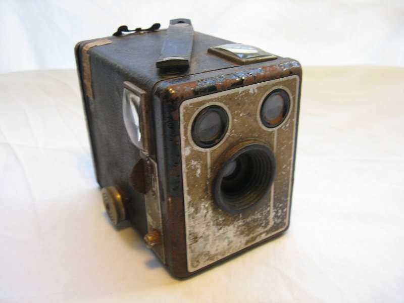 KODAK SIX 20 BROWNIE D. SOLD "AS IS".