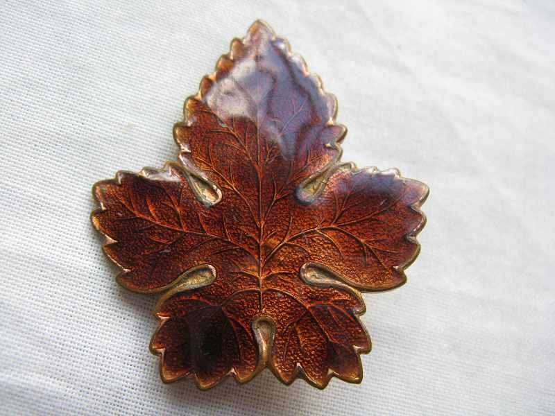 LEAF BROACH. W 3.3cm x H 3.8cm.