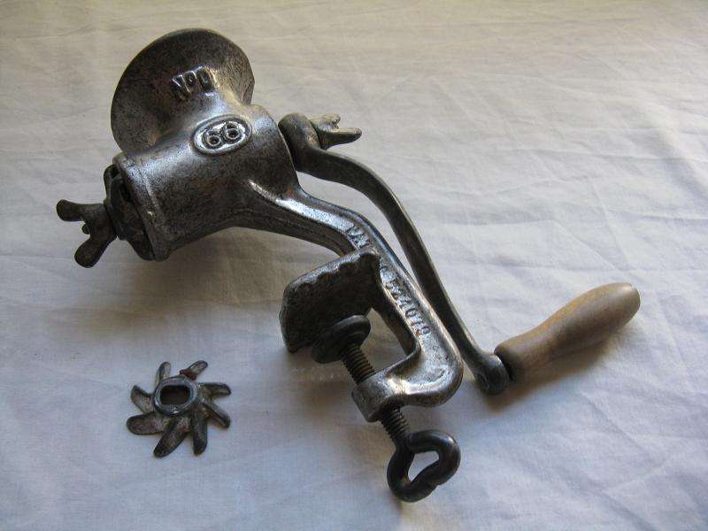 MADE IN ENGLAND WORKING MANUAL MINCER WITH CLEAN INNER, WOODEN HANDLE &  EXTRA BLADE.