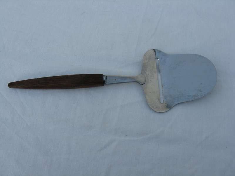 WOODEN & STAINLESS STEEL CHEESE SLICER. L 23cm.