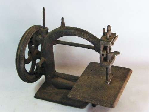 Antique small rusted sewing machine - very nice display piece - as per photo