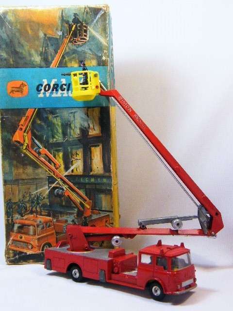 Vintage Corgi Toys 1127 Simon Snorkel fire engine in original box