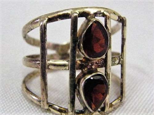 Sterling silver fashion ring with 2 teardrop topaz - weighs 4.7g - size T