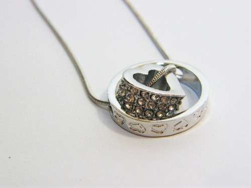 Costume jewellery fashion necklace with pendant