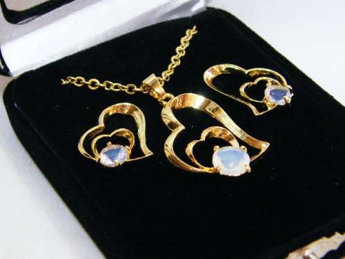 Costume jewellery necklace and earrings set