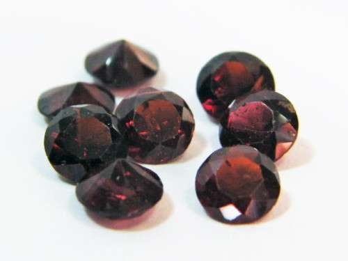 Lot of 8 orange-red garnets totalling 4 carat