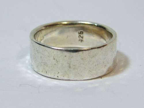 Sterling silver mens ring - weighs 5.7 grams - size P